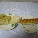 アミール - （左から）塩パン、もちもちロール、ミルクフランス