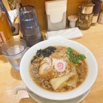 味噌中華そば ムタヒロ - 醤油・煮干そば、900円。