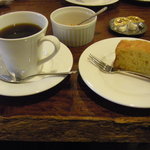 カフェ・コパン - ケーキとコーヒーで550円　花梨の一枚板のテーブルも立派