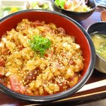 お食事処 だんらん - ポキ丼　人気No.1 まぐろと玉ねぎを醤油とごま油で絡めたものがご飯に乗ってます