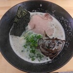 龍道 - 濃厚豚骨ラーメン800円。
