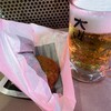 肉の大山 - やみつきメンチ150円と生中520円