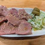 もつ焼き ジョン - 低温調理のタン刺し（550円）は肉厚で食べ応えあり。