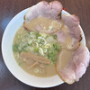 中華そば 高安 - 中華そば。スープは豚骨特有の臭みがまったく感じられず、まるでミルクのようにまろやかでクリーミーな味わいです。