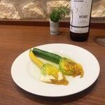 オステリア ジョイア - 花ズッキーニの自家製リコッタチーズ詰めのロースト