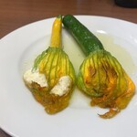 オステリア ジョイア - 花ズッキーニの自家製リコッタチーズ詰めのロースト