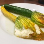 オステリア ジョイア - 花ズッキーニの自家製リコッタチーズ詰めのロースト