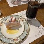 salon de the Tea shot - 土、日曜日限定の苺のロールケーキとアイスコーヒー