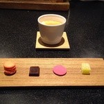 セララバアド - 小菓子4種類。　京人参のマカロン・フィジーチョコ・ラズベリーソーダ・オリーブオイルグミ