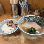 武蔵家 - 料理写真:サイドのチャーシュー丼はセルフで無料