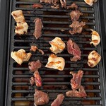ロピア - 料理写真:■牛ハラミ焼肉用豪州産(解凍)¥855:ギュウトピアのハラミが期待に届かなかったため、ロピアでハラミを購入し、家で焼肉を愉しもうとした。しかし、パック詰めでは判別できなかったが、いざ焼こうとすると、プレートの隙間から落ちるほど細かな端材ばかりであった。ラベルの「焼肉用」という表記とは裏腹に、本来の筋繊維に沿った長いカットではなく、実態は「切り落とし」と言わざるを得ない断片の集まりだった。
