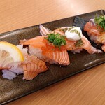 スシロー - 生サーモンずくし4種盛り、780円。