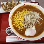 くるまやラーメン - 料理写真:大辛カレーらーめんに温泉卵とコーントッピング。更に餃子5個追加