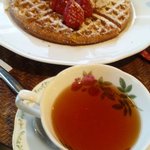 珈琲館 蔵 - 春イチゴのワッフル（季節限定）＆ダージリン