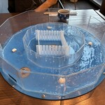 三輪そうめん流し - ほらほら！今から、流しますよ〜〜   ※この界隈、ぐるっと回ったけど、流しそうめんしているのは、ココだけでした
