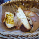 アルティジャーノ - 左からコーン、ベーコンポテト、レーズンベーグル2015.3.15