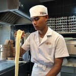 MARUGAME SEIMEN - 満員を支える店主。よくぞこの人を探し当てました。