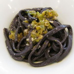 土岐の天然ふきのとうとアンチョビのソース　イカスミのトレネッテのアップ