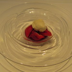 サンタキアラ - いちごと赤ワインのソース　グラッパのミルクソルベ