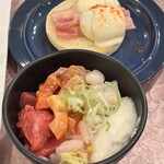 大江戸温泉物語 ホテル蘭風 - 料理写真:海鮮丼とエッグベネディクト