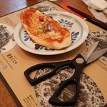 鎌倉パスタ 京都伏見店 - セットのピザ。と、カット用ハサミ…