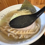 ラーメン もつ煮 マルコ - 鶏の旨味と優しい塩加減が丁度良いバランスでとても美味しいスープです♪