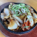 大久ラーメン - 鉄板ホルモン定食・麺大盛り¥1,380