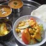 プラシッダ - 野菜カレー・インドの豆カレー・パパド（インドのせんべい）・アチャール（ネパールの漬物）・野菜サラダです