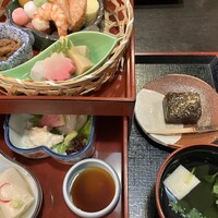 美濃吉 - 二種箱の各種おかず　＋　お汁　＋　デザート