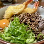 ちとせ - 肉月見伊勢うどん（980円税込）、えび天（330円税込）