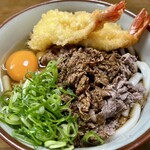 ちとせ - 肉月見伊勢うどん（980円税込）、えび天（330円税込）
