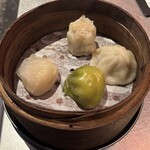 ダパイダン105 - ■日替わり点心4種＋お好きな麺料理セット￥1,265：日替わり点心4種は、薄手の皮から透ける海老のピンクや翡翠色が美しく、蒸したての瑞々しさ。一粒ごとに異なる具材の食感と、凝縮された旨味を少しずつ愉しめる。担々麺は、胡麻のコクと辣油の赤みが食欲をそそる。たっぷり載った肉味噌の旨味、カシューナッツの香ばしさ、青菜の鮮やかな苦味が一体となり、奥深い辛みを演出している。