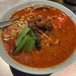 ダパイダン105 - ■日替わり点心4種＋お好きな麺料理セット￥1,265：日替わり点心4種は、薄手の皮から透ける海老のピンクや翡翠色が美しく、蒸したての瑞々しさ。一粒ごとに異なる具材の食感と、凝縮された旨味を少しずつ愉しめる。担々麺は、胡麻のコクと辣油の赤みが食欲をそそる。たっぷり載った肉味噌の旨味、カシューナッツの香ばしさ、青菜の鮮やかな苦味が一体となり、奥深い辛みを演出している。