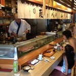 政八寿司 - 庶民的で昭和な内装です。お昼は子供もいました。