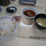 天ぷらまき - スタンバイされるご飯大盛、味噌汁、取分け塩辛
