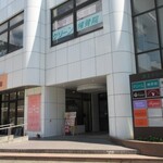 お弁当&クレープのお店〜たっくんち〜 - このビルの1階
