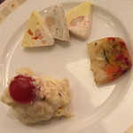 インペリアルバイキング サール - ディナーバイキング・土日祝日（８，７００円＋サービス料１０％）のテリーヌ3種類の盛り合わせ・野菜のゼリー寄せ・帝国ホテル伝統のポテトサラダ　ミモザ風２０１５年３月