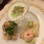 インペリアルバイキング サール - ディナーバイキング・土日祝日（８，７００円＋サービス料１０％）のグリーンピースの冷製スープ・鰆と菜の花のエスカベッシュ・小海老とキャベツのマスタードソース和え２０１５年３月