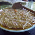 玉蘭 - 大盛りもやしそば。具が溢れんばかり。満腹間違いなしです。