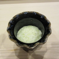 鮨処 つく田 - つまみ（自然薯にそら豆を混ぜたとろろ）