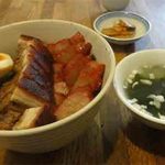 セットはスープと小皿