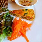 カフェ ぴど - スパニッシュオムレツは野菜やベーコンなど具材の旨みがギュッと詰まっておいしい♡キャロットラペもきれいな手切りでオレンジ風味でおしゃれ味✨✨
