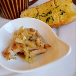 カフェ ぴど - チキンのディアボラ風♫一口大の鶏もも肉に玉ねぎの甘みと醤油ダレで優しいお味♡　ガーリックバターのバケットもソフトタイプでバターがしみしみ( ﾟДﾟ)ｳﾏｰ