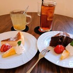 カフェ ぴど - ベイクドチーズケーキと濃厚ガトーショコラを♫2個とも夫用で、片方のフルーツいただきました♡ほっとゆず茶(夫)、無糖のピーチ&ラフランスティー(私)✨✨