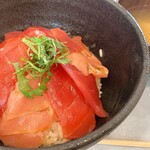 レストラン リヨン - 料理写真:まぐろ漬け丼　ここはフードコートだったんですね。漬けマグロがとろんとろんでフードコートでもこのお味なのは三浦ならではなのか？最後にお茶漬けにできるようにと出汁までついてます。