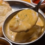 Indian Kitchen Churiya - ②海鮮咖哩（魷魚&去殼蝦等）
                      雖然辛香味十足，但辣度幾乎沒有，口感偏向奶油風味，能感受到魷魚和去殼蝦的鮮美。