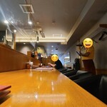 Indian Kitchen Churiya - 店內擁有鶯色的天花板、鶯色的牆壁及腰高的木板牆，木板地板，還有印度的擺設，但牆面設計簡約，營造出類似西式小酒館的舒適空間，背景音樂則是印度音樂。