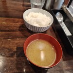 洋食SAEKI - 味噌汁とご飯中盛り。向かって右に逆に置かれたよ。