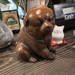 茶亭 羽當 - 撫でられすぎてテカテカ犬とニコニコ猫