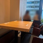 和牛小皿しんうち - 窓際席は気持ちよ良さそう。4名席の椅子が良さそう。
